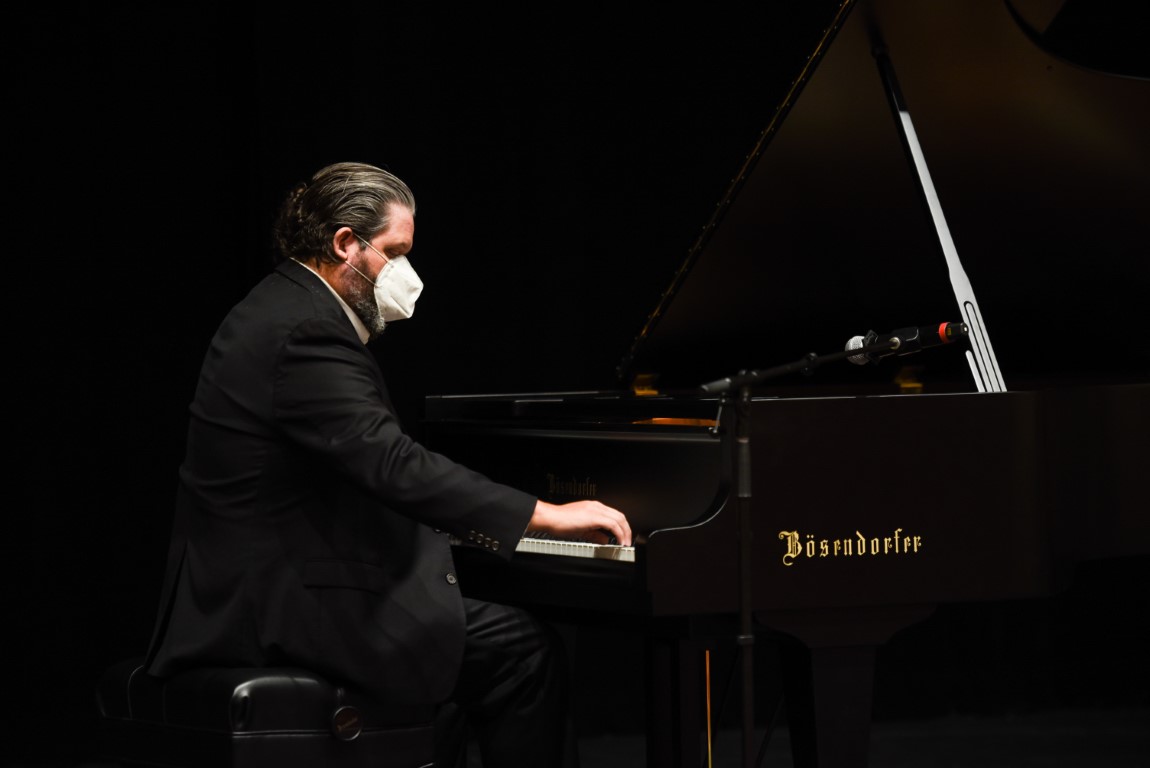 Jazz Pianist Visits Upper School